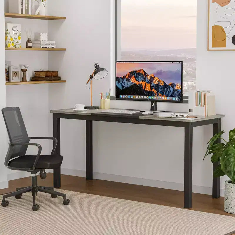 Grande scrivania da ufficio, struttura in metallo nero, workstation moderna e semplice per studio o ufficio a casa