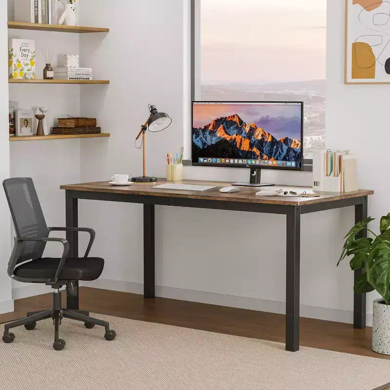 Grande scrivania da ufficio, struttura in metallo nero, workstation moderna e semplice per studio o ufficio a casa