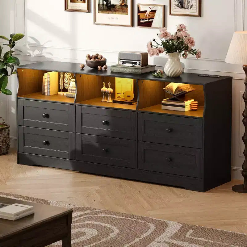 Comò a LED da 63 pollici con 6 cassetti, presa di corrente e ripiani aperti, mobile TV in legno per soggiorno/camera da letto, nero