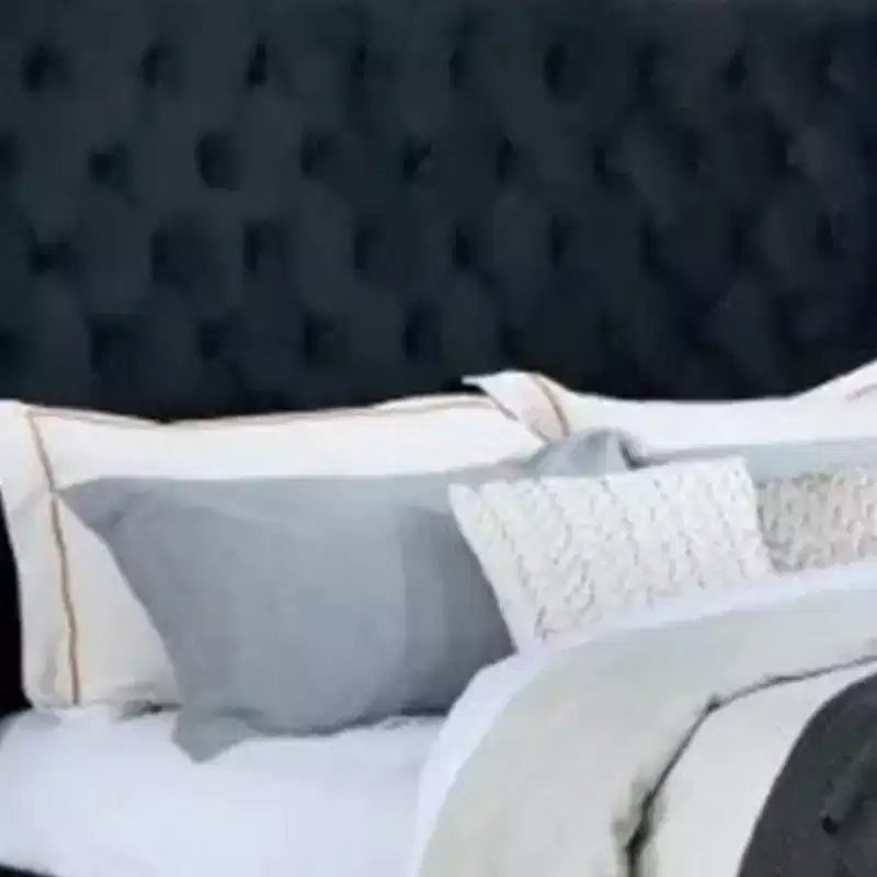 Letto matrimoniale, testiera con alette rivestita in velluto nero