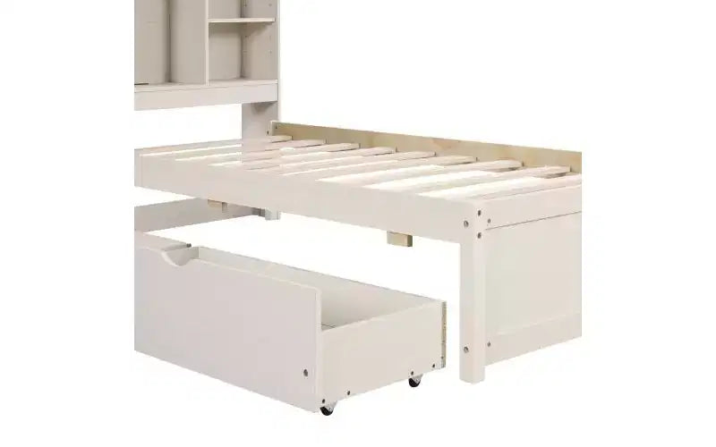 Letto matrimoniale moderno da 221 cm con testiera a due ripiani in stile libreria, porte USB integrate e due cassetti, finitura bianco anticato
