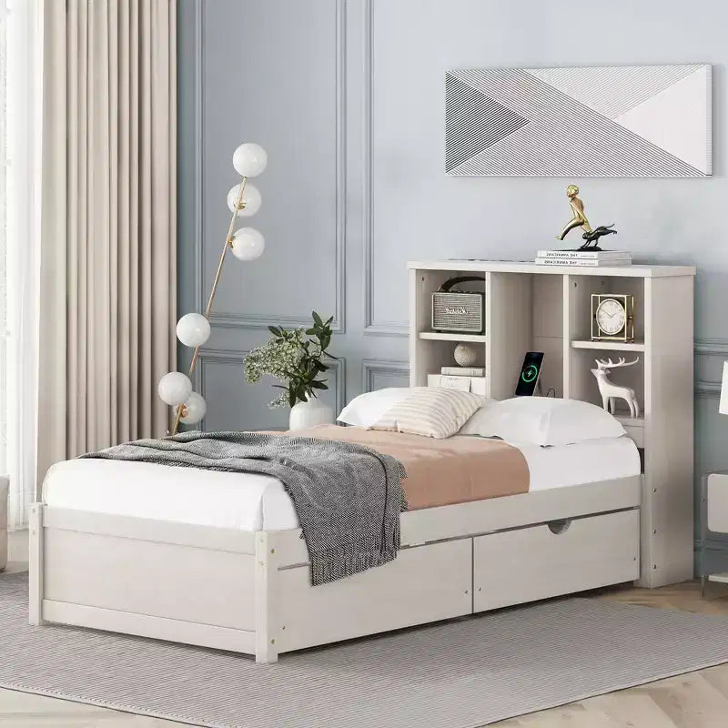 Letto matrimoniale moderno da 221 cm con testiera a due ripiani in stile libreria, porte USB integrate e due cassetti, finitura bianco anticato