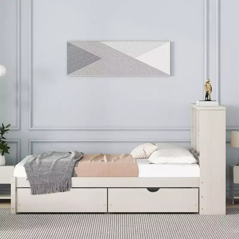 Letto matrimoniale moderno da 221 cm con testiera a due ripiani in stile libreria, porte USB integrate e due cassetti, finitura bianco anticato