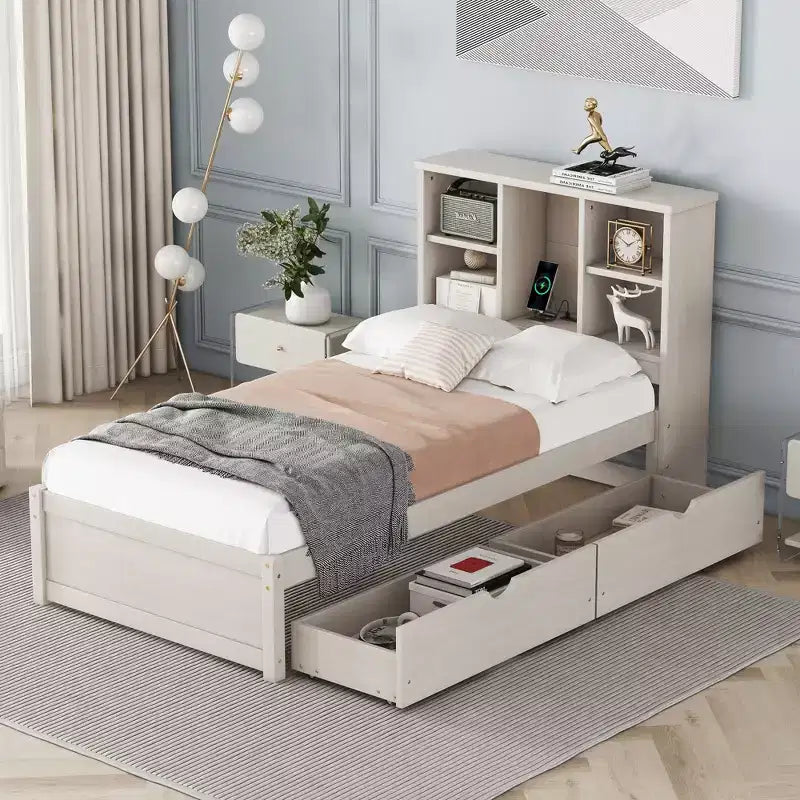 Letto matrimoniale moderno da 221 cm con testiera a due ripiani in stile libreria, porte USB integrate e due cassetti, finitura bianco anticato