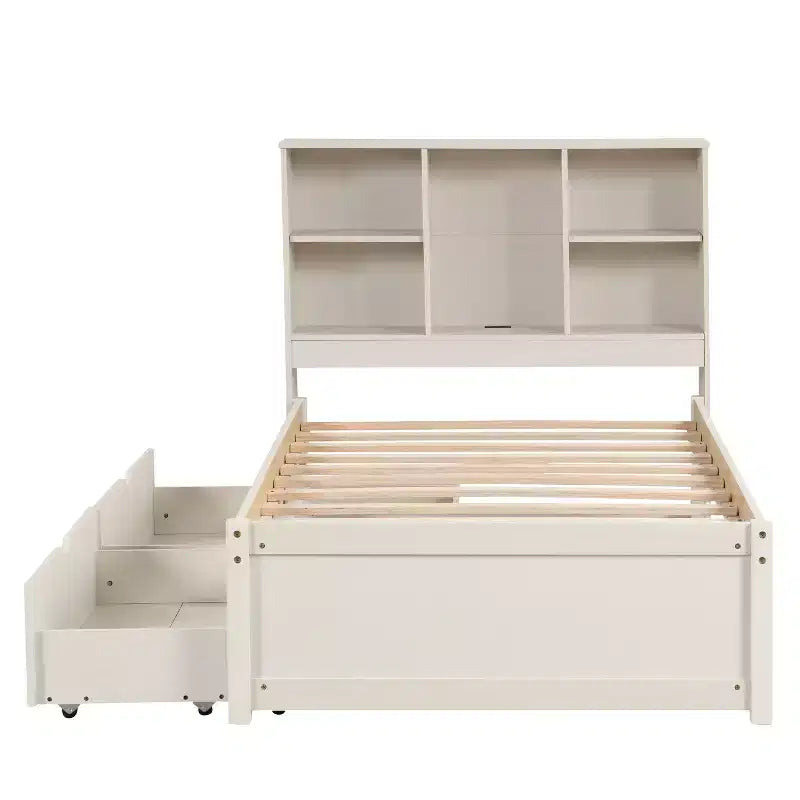 Letto matrimoniale moderno da 221 cm con testiera a due ripiani in stile libreria, porte USB integrate e due cassetti, finitura bianco anticato
