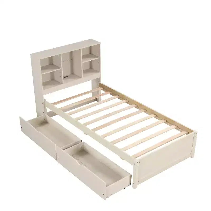 Letto matrimoniale moderno da 221 cm con testiera a due ripiani in stile libreria, porte USB integrate e due cassetti, finitura bianco anticato