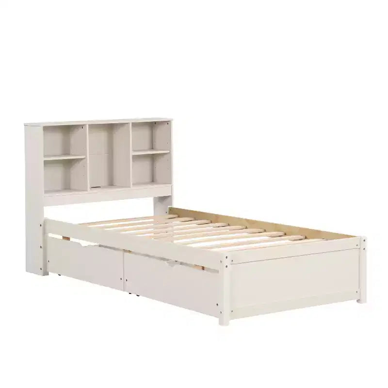 Letto matrimoniale moderno da 221 cm con testiera a due ripiani in stile libreria, porte USB integrate e due cassetti, finitura bianco anticato
