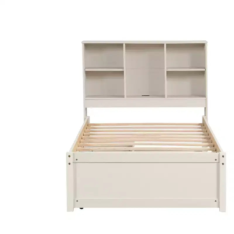 Letto matrimoniale moderno da 221 cm con testiera a due ripiani in stile libreria, porte USB integrate e due cassetti, finitura bianco anticato