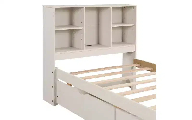 Letto matrimoniale moderno da 221 cm con testiera a due ripiani in stile libreria, porte USB integrate e due cassetti, finitura bianco anticato