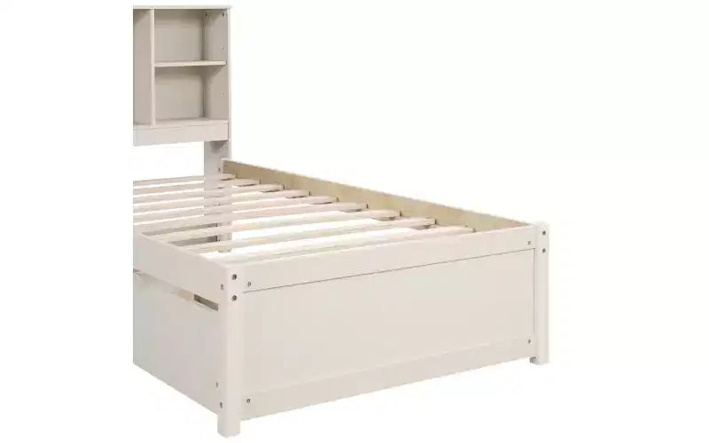 Letto matrimoniale moderno da 221 cm con testiera a due ripiani in stile libreria, porte USB integrate e due cassetti, finitura bianco anticato