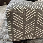 Pouf da soggiorno, rivestimento in tessuto con motivo a spina di pesce